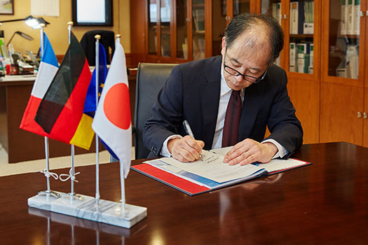 NIES President Dr. Watanabe signs the Agreements