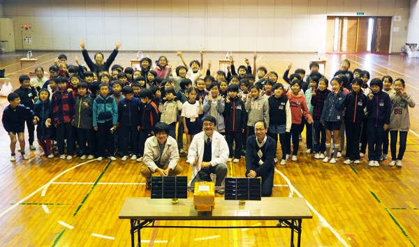 みんなが作った模型と一緒に集合写真